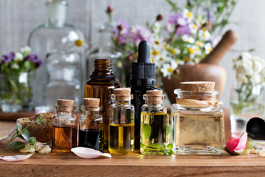 香薰灯和精油瓶