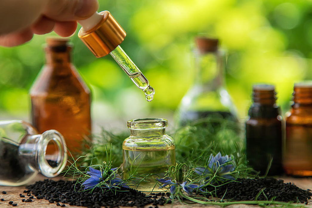 薰衣草或洋甘菊等助眠草本图示